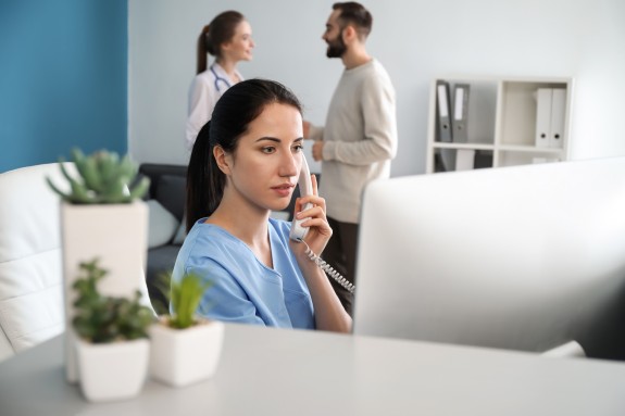 Sprechstundenhilfe am Telefon