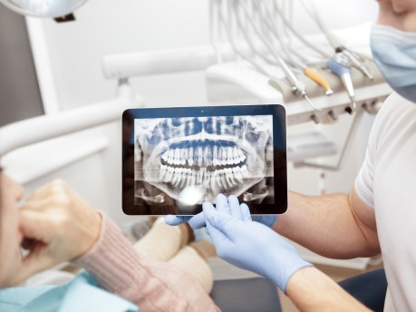 Röntgenbilder der Zähne auf einem Tablet