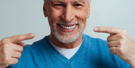 Implantate im Alter – feste Zähne für mehr Lebensqualität