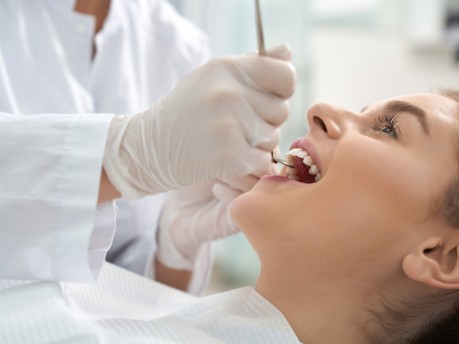 Junge Frau bei der Prophylaxe